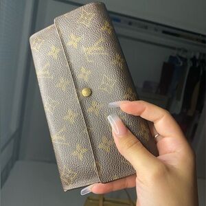*SOLD 💘*****LV Monogram Sarah Wallet 💳